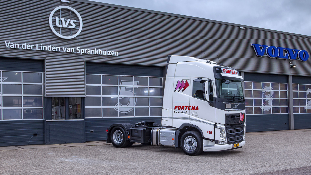 nieuwe Volvo FH-LNG voor Portena in Heerenveen.