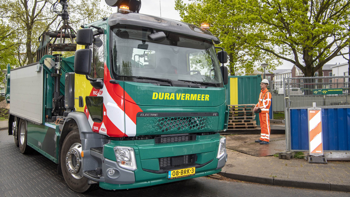 Vakmedianet Foto-opdracht 7895t.b.v. BouwmachinesFoto: Vrijbloed heeft een nieuwe,elektrische vrachtauto van Volvo.Chauffeur Tom Zoomer rijdt voor Dura Vermeer.Archief nummer CSF210081