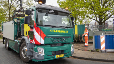 Vakmedianet Foto-opdracht 7895t.b.v. BouwmachinesFoto: Vrijbloed heeft een nieuwe,elektrische vrachtauto van Volvo.Chauffeur Tom Zoomer rijdt voor Dura Vermeer.Archief nummer CSF210081