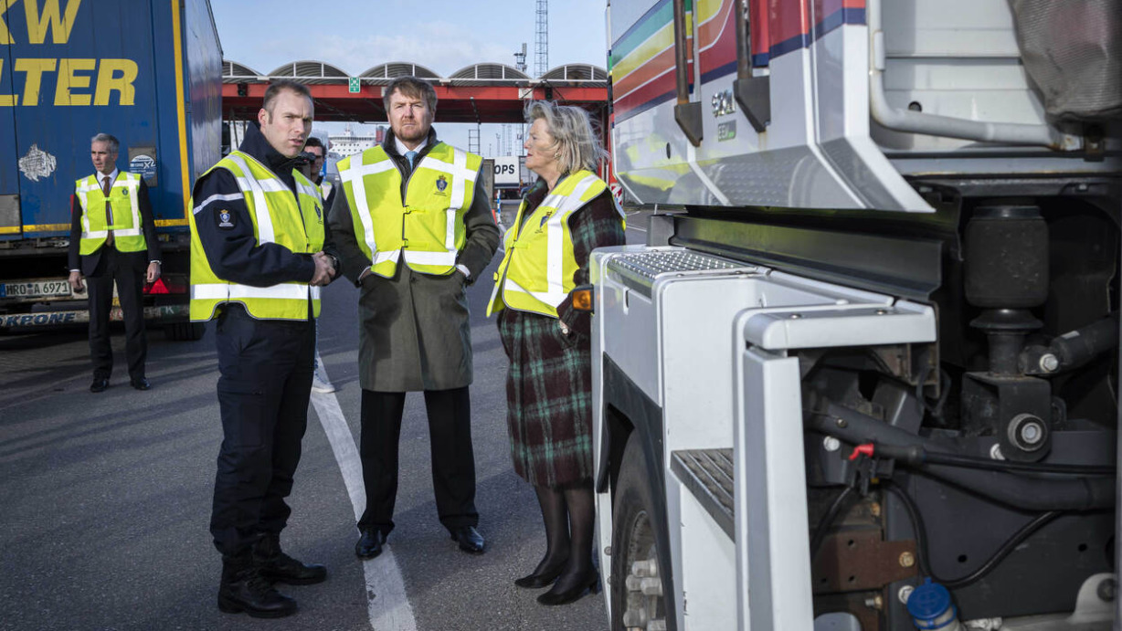 werkbezoek-koning-haven-hoek-van-holland-met-staatssecretaris-broekers-knol-1