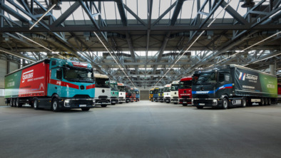 Elektrifizierte Werkslogistik in Wörth: 14 eActros 600 starten mit Sternfahrt auf FernverkehrsroutenElectrified plant logistics in Wörth: 14 eActros 600 launching on long-haul routes