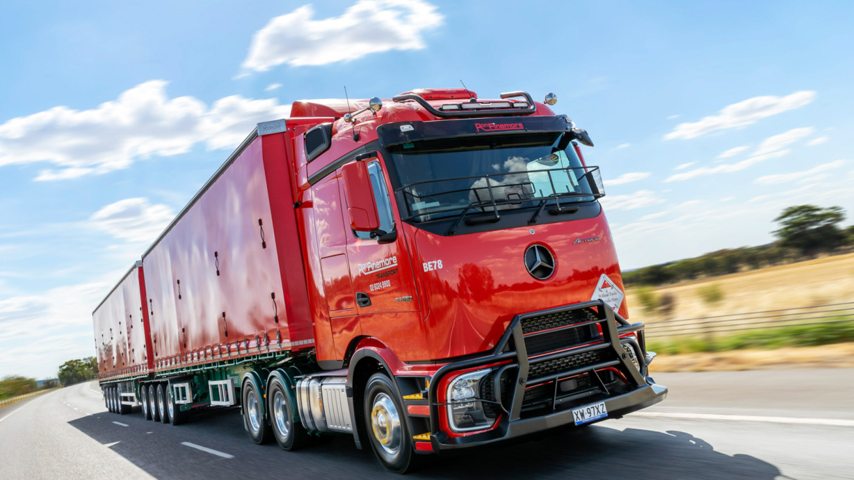 Erster Mercedes-Benz Actros L mit ProCabin in Australien übergeben: Ron Finemore Transport setzt auf EffizienzFirst Mercedes-Benz Actros L with ProCabin delivered in Australia to Ron Finemore Transport