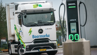 1920_tweeeactros600markerenentreevanmercedes-benzbijboermarke-2