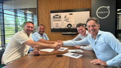 Ondertekening – vlnr Ruud en Tom van den Broek – Niels van der Wielen en Bas van Heertum