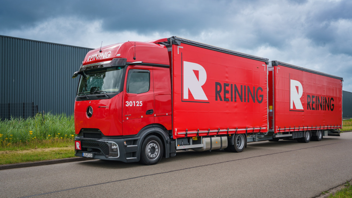 1920_reiningkiestvoor29nieuweactros-trucksvoorinternationaalvolumetransport-2