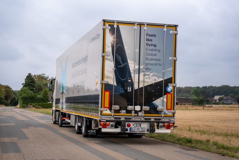 Phenumatic Ruck Aircargo Transport neemt tien nieuwe Van Eck-trailers in gebruik