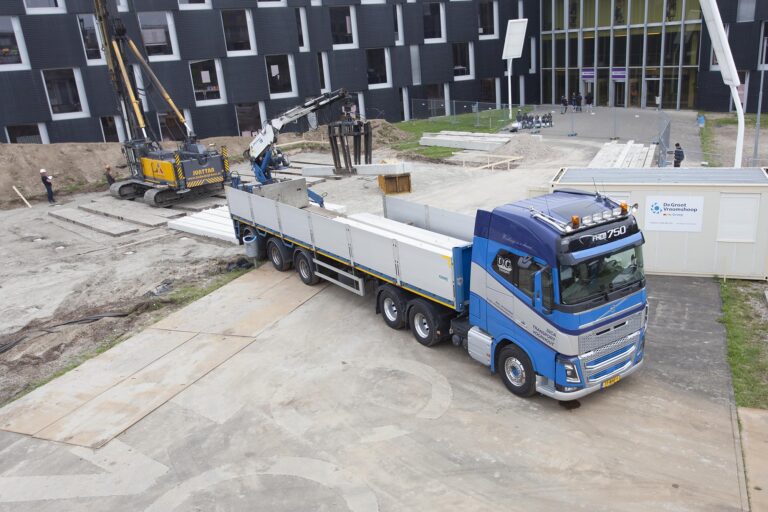 Eerste Volvo FH16 750 met hefbare tandemas